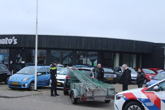Auto met aanhanger botst op andere auto