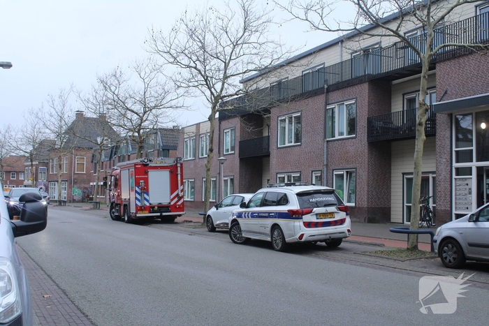 Brandweerlieden reageren op gaslucht in complex
