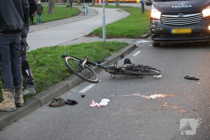 Fietser gewond na aanrijding met werkbus