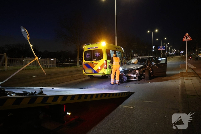 Auto botst tegen verkeerspaal