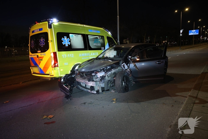Auto botst tegen verkeerspaal