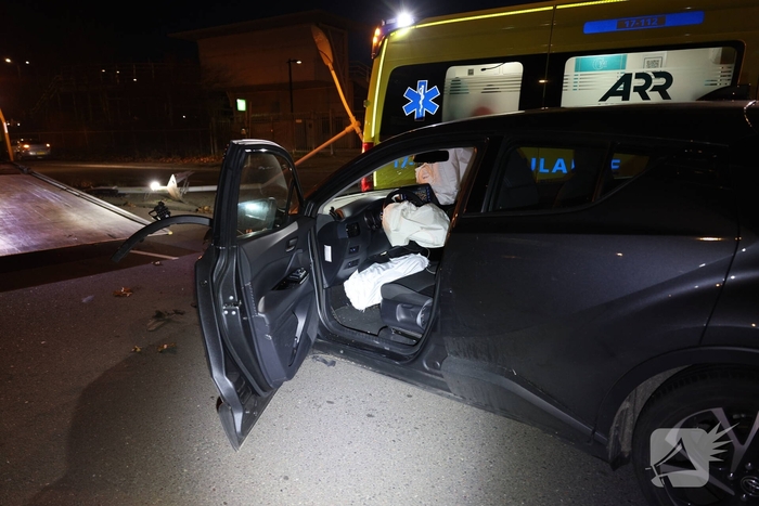 Auto botst tegen verkeerspaal