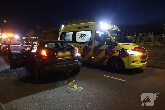 Auto botst tegen verkeerspaal