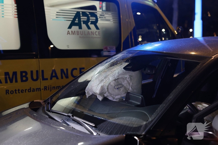 Auto botst tegen verkeerspaal