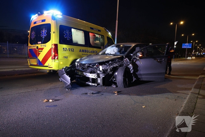 Auto botst tegen verkeerspaal