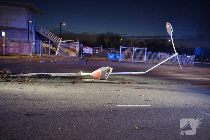 Auto botst tegen verkeerspaal