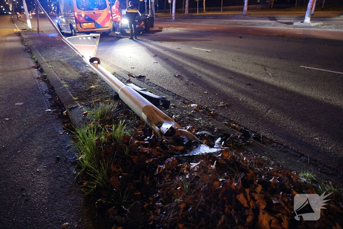 Auto botst tegen verkeerspaal