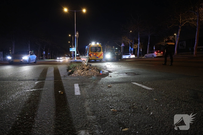 Auto botst tegen verkeerspaal