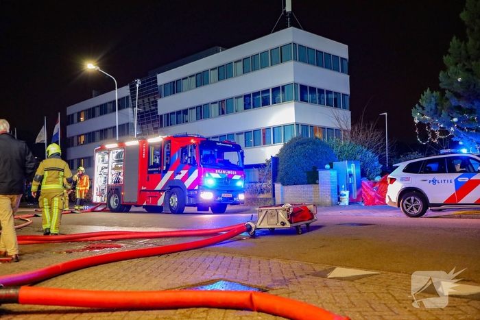 Containerbrand verwoest bijgebouw hotel