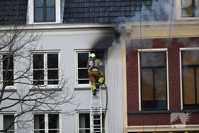Brand in woning leidt tot grootschalige hulpverlening