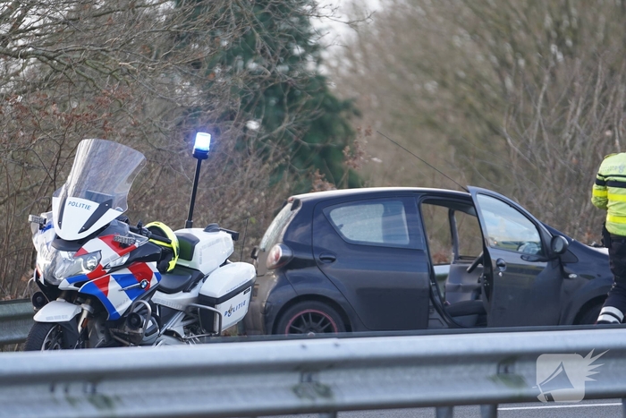 Auto botst tegen vangrail na ongeval