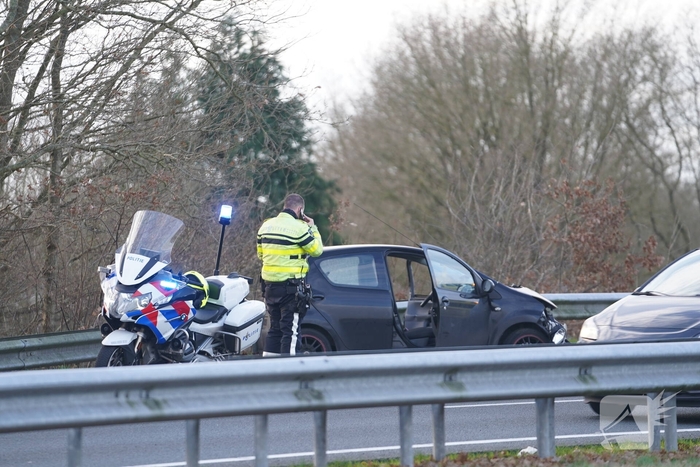 Auto botst tegen vangrail na ongeval