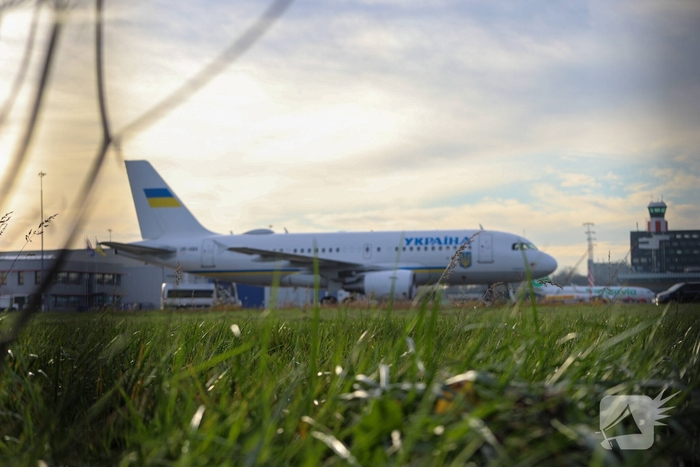 Oekraïense president arriveert op beveiligde luchthaven