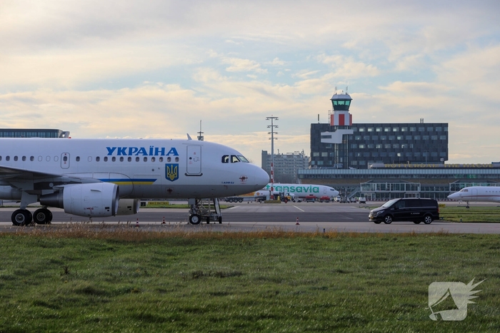 Oekraïense president arriveert op beveiligde luchthaven