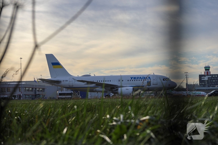 Oekraïense president arriveert op beveiligde luchthaven