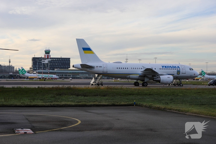 Oekraïense president arriveert op beveiligde luchthaven