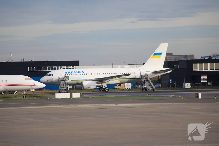 Oekraïense president arriveert op beveiligde luchthaven