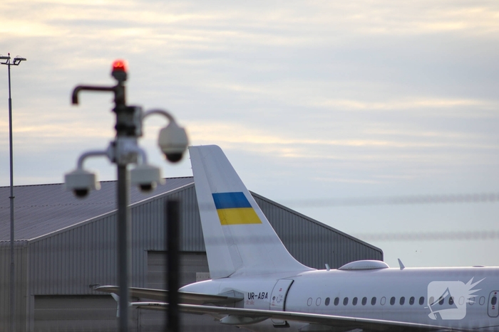 Oekraïense president arriveert op beveiligde luchthaven