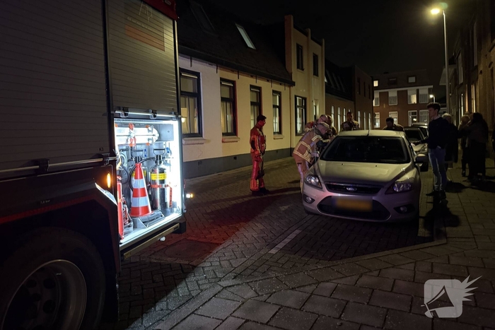 Kind opgesloten in auto, brandweer schiet te hulp