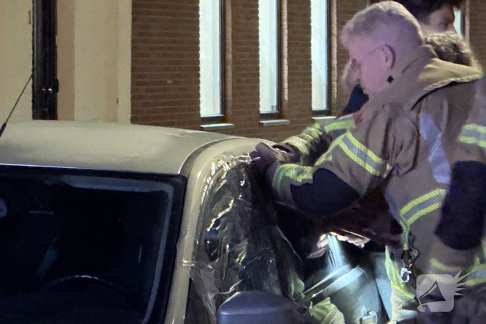 Kind opgesloten in auto, brandweer schiet te hulp
