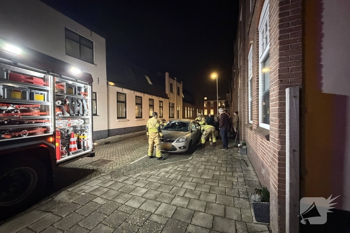 Kind opgesloten in auto, brandweer schiet te hulp