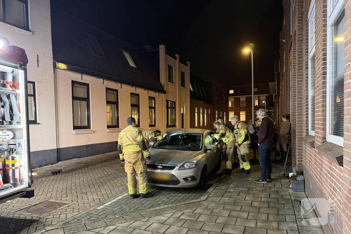 Kind opgesloten in auto, brandweer schiet te hulp