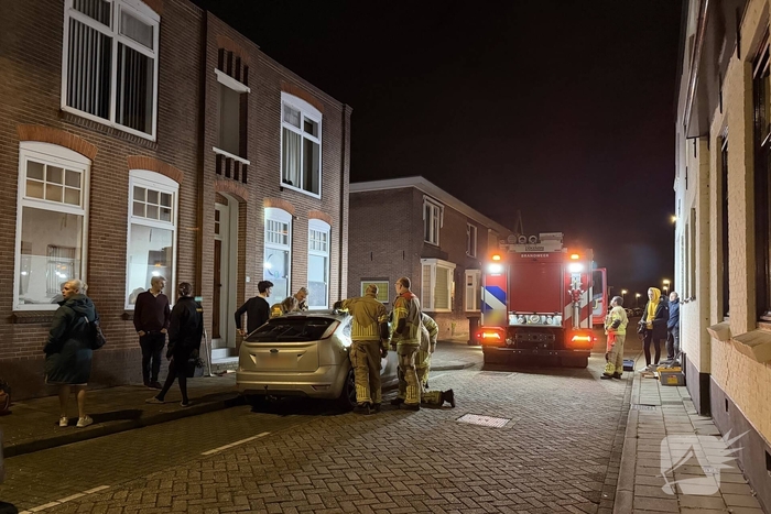 Kind opgesloten in auto, brandweer schiet te hulp