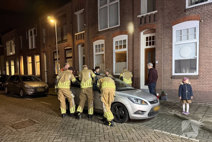 Kind opgesloten in auto, brandweer schiet te hulp