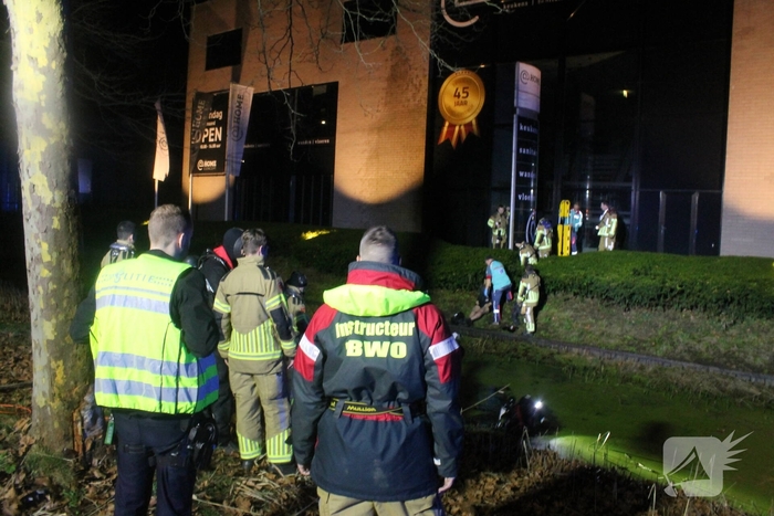 Auto in het water na aanrijding