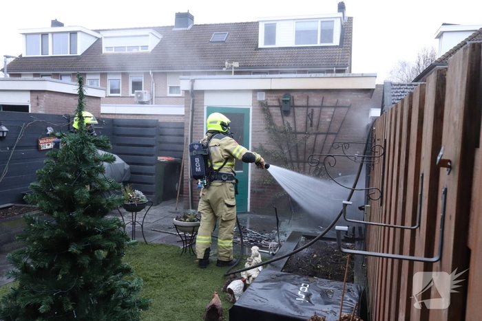 Buurtwerkers blussen brand totdat hulp arriveert