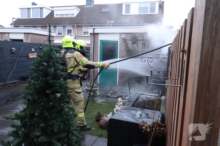 Buurtwerkers blussen brand totdat hulp arriveert