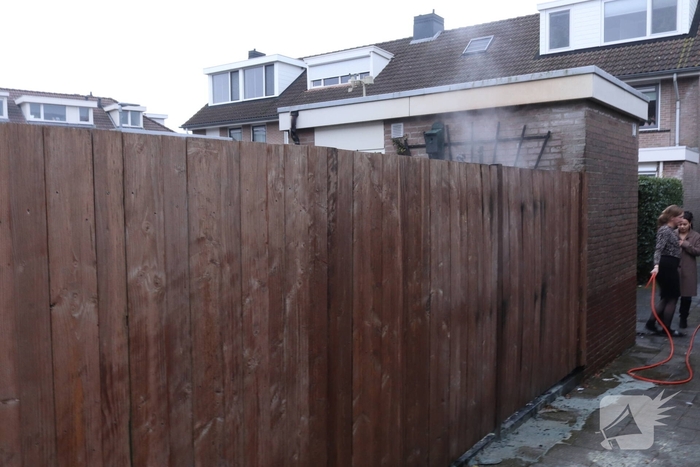 Buurtwerkers blussen brand totdat hulp arriveert