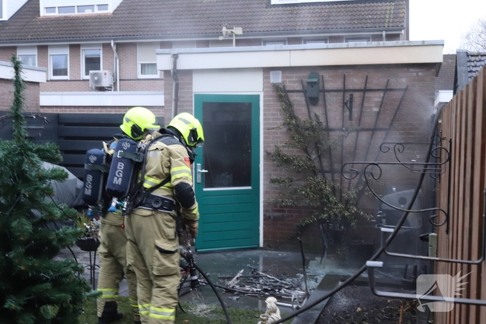 Buurtwerkers blussen brand totdat hulp arriveert