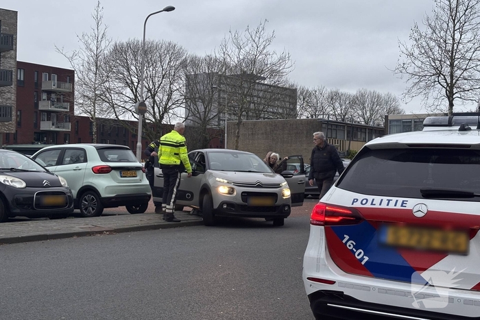 Automobiliste rijdt vast op betonblok