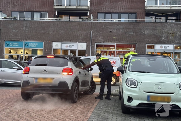 Automobiliste rijdt vast op betonblok