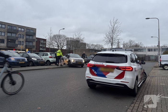 Automobiliste rijdt vast op betonblok