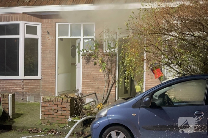 Brandweer redt persoon uit woning