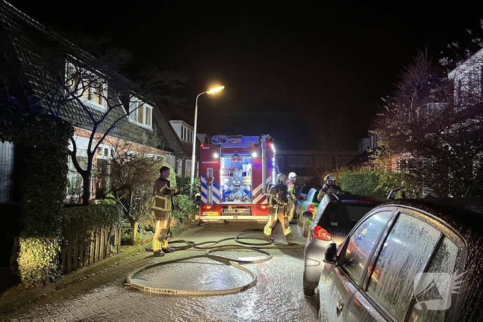 Brandweer redt persoon uit woning