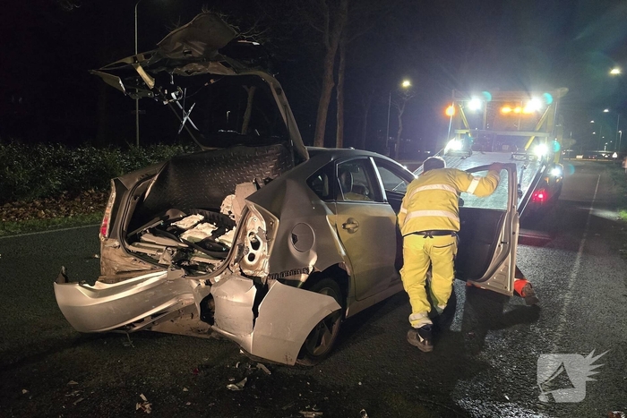 Botsing met elektrische auto zorgt voor wegafsluiting