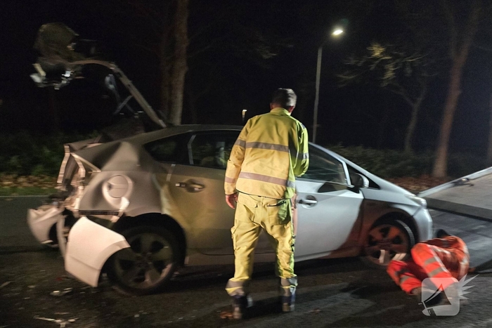 Botsing met elektrische auto zorgt voor wegafsluiting