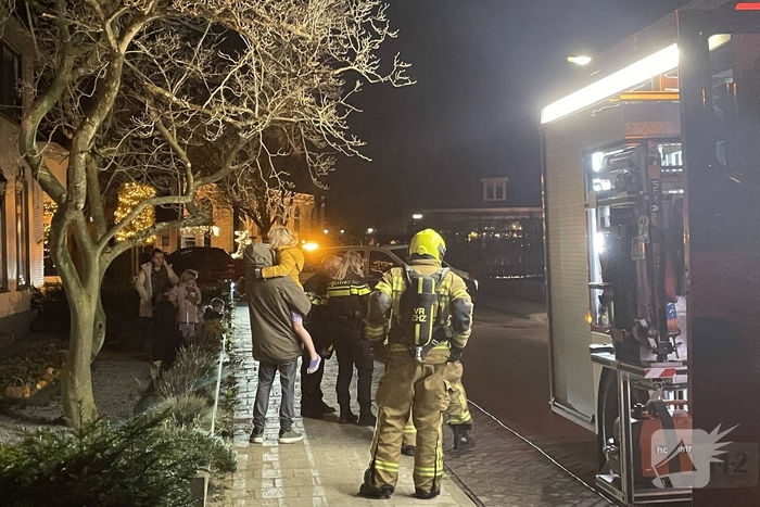 Brandweer bestrijdt woningbrand