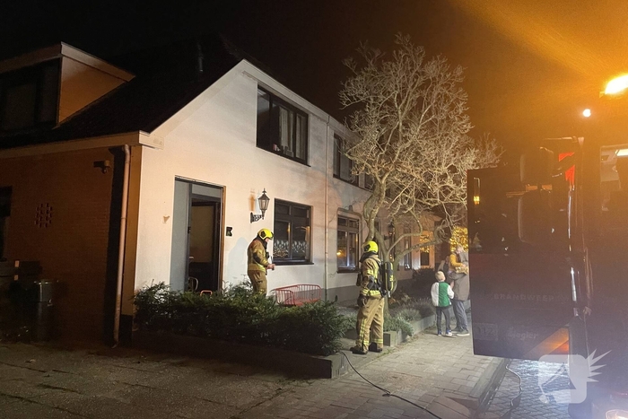 Brandweer bestrijdt woningbrand