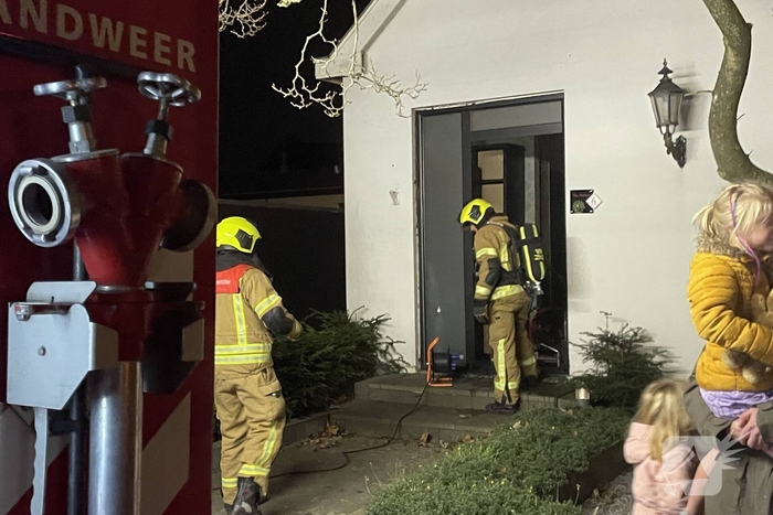 Brandweer bestrijdt woningbrand