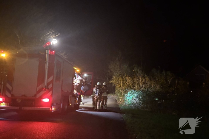 Brandweer blust kleine buitenbrand