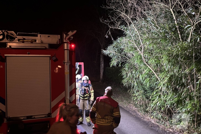 Brandweer blust kleine buitenbrand