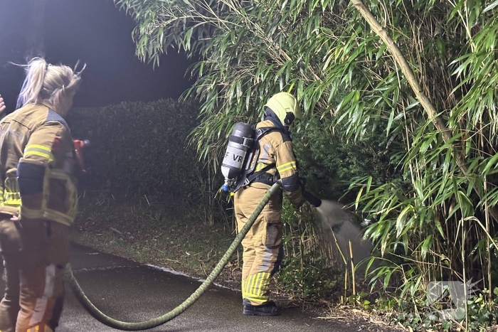 Brandweer blust kleine buitenbrand