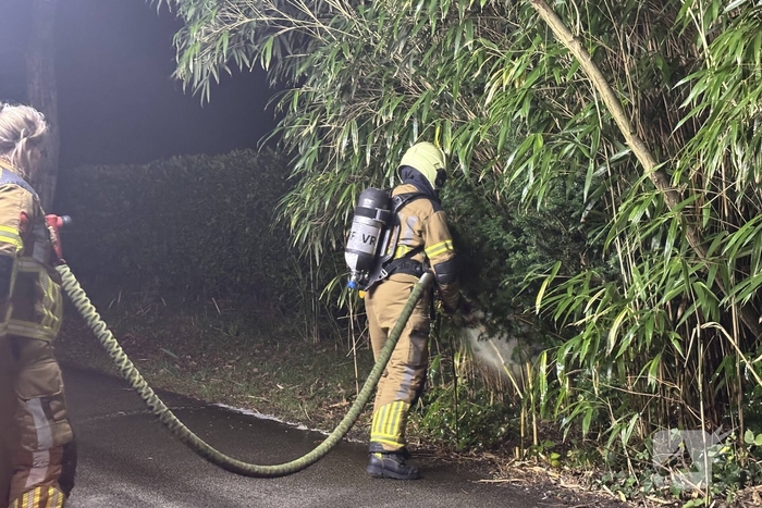 Brandweer blust kleine buitenbrand