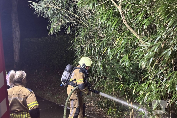 Brandweer blust kleine buitenbrand