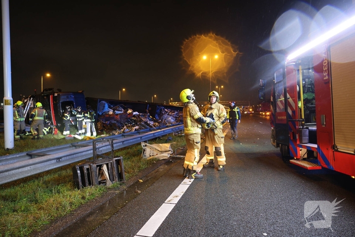 Bestuurder bevrijdt na ongeval vrachtwagen