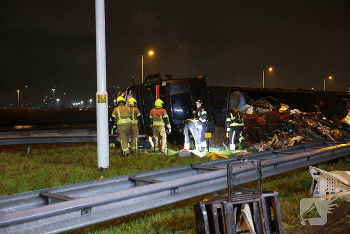Bestuurder bevrijdt na ongeval vrachtwagen